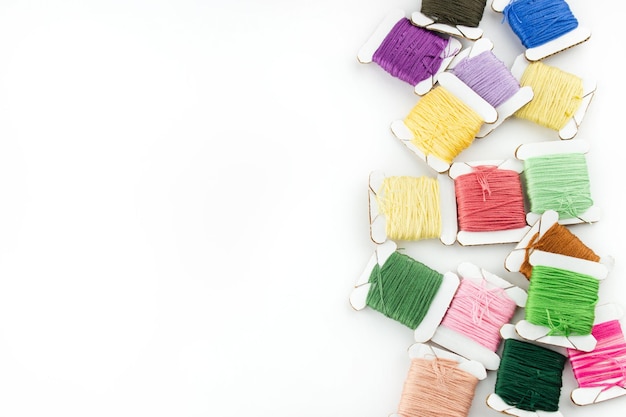 rôzne ihly a nite v pastelových odtieňoch