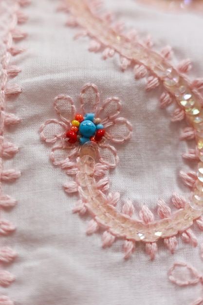 ručne vyšívaný detail v pastelových farbách
